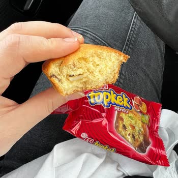 Eti Gıda Eti Meyveli Topkek İçinden Çıkan Sert Plastik