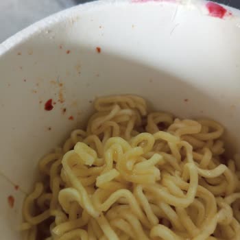 Numberoneenglish.com Berona Noodle'da Şaşırtan Kıl Ve Yabancı Cisimler!