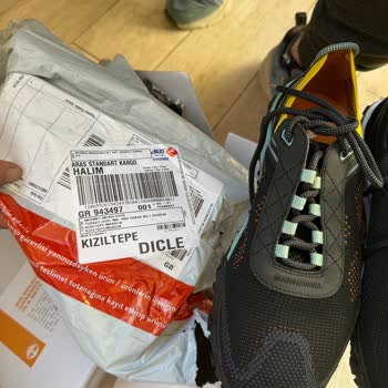 Boyner Farklı Ayakkabı Ve İkisini De Aynı Tek Olarak Gönderim Sağladılar.