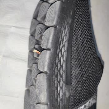 Skechers Dayanıksız Tabana Düz Yolda Yürürken Ağaç Fidanı Saplandı