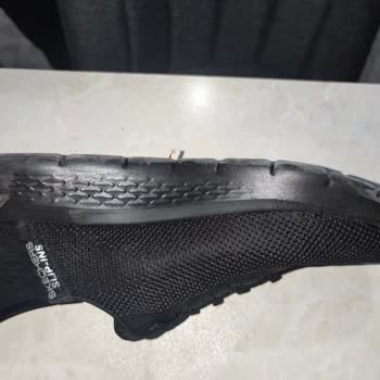 Skechers Dayanıksız Tabana Düz Yolda Yürürken Ağaç Fidanı Saplandı