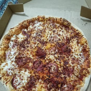 Domino's Pizza Sucuk Yerine Bol Kaşarlı Pizza