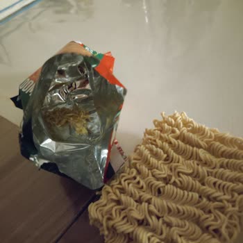 Knorr Domatesli Çabuk Noodle İçinden Sos Baharat Hiçbir Şey Çıkmaması