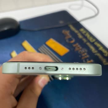 Apple İPhone 15 Şarjda İken Şarj Soketi Ve Şarj Aleti Yandı