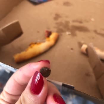 Domino's Pizza'dan Yarım Zeytin Çekirdeği Çıktı!