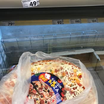 Şok Marketler Dondurulmuş Pizzada Böcek Şoku!