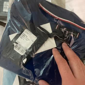 Tommy Hilfiger  Etiketi Yırtık, Özensiz Ambalajlı, Kusurlu Ürün Gönderiyor!