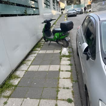 Martı Scooter Kaldırıma Park