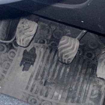 Renault Clio 5 Paspas Ve Sağ Arka Koltuk Başından Gelen Tıkırtı Sesi