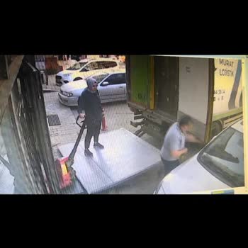 A101e Mal İndiren Tırın Aracıma Çarpması
