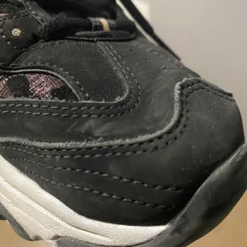 Skechers Ürün Deformasyonu Ürünün Arkasında Asla Durmuyor