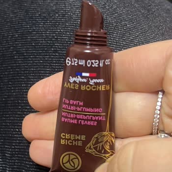 Yves Rocher Boş Bir Dudak Parlatıcısı