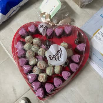 Yiyeceği Açık Alana Bırakan Çiçek Sepeti