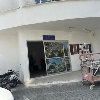 Yiyeceği Açık Alana Bırakan Çiçek Sepeti