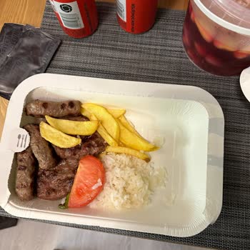 Günaydın Restaurant Porsiyonları Küçültülmüş Günaydın Köfte Ve Döner