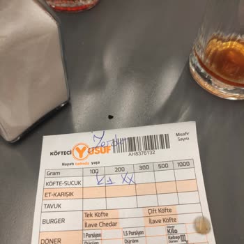 Köfteci Yusuf Da Çorbaları Köfteden Sonra Getirdiler.