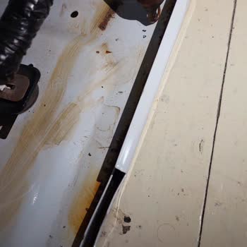 Ugur Derin Dondurucu Motor Kısmında Paslanma Ve Su Kaçırma