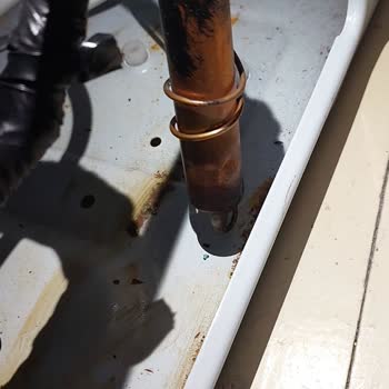 Ugur Derin Dondurucu Motor Kısmında Paslanma Ve Su Kaçırma