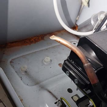 Ugur Derin Dondurucu Motor Kısmında Paslanma Ve Su Kaçırma