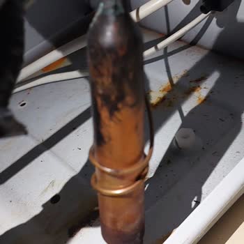 Ugur Derin Dondurucu Motor Kısmında Paslanma Ve Su Kaçırma