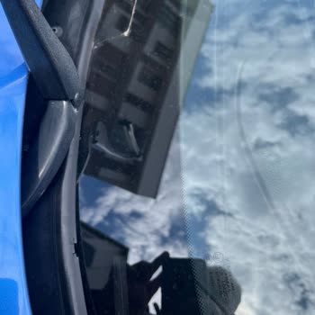 BMW Ön Cam Fitil Parçalanması