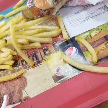 Saloon Burger Hizmet Ve Veriler Soğuk Ve Bayat Ürünler