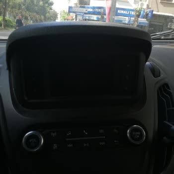 Ford Transit Courier Radyo Ekranı Karardı
