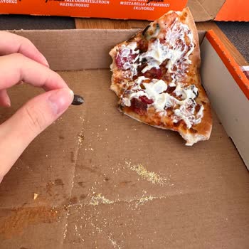 Little Caesars Pizzada Çekirdek Çıktı