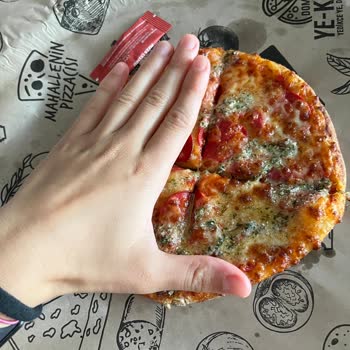 Domino's Pizza Orta Boy Yerine Küçük Boy