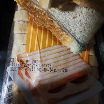 Happy Center Happy Market Son Kullanma Tarihi Bitmiş Ekmek Satıyor