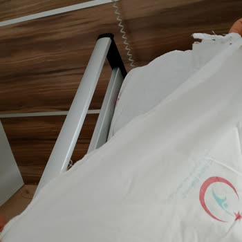 Hitit Üniversitesi Çorum Erol Olçok Eğitim ve Araştırma Hastanesi Yırtık Nevresim Gereken Hijyen Olmaması