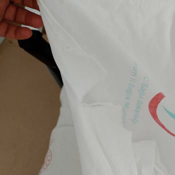Hitit Üniversitesi Çorum Erol Olçok Eğitim ve Araştırma Hastanesi Yırtık Nevresim Gereken Hijyen Olmaması