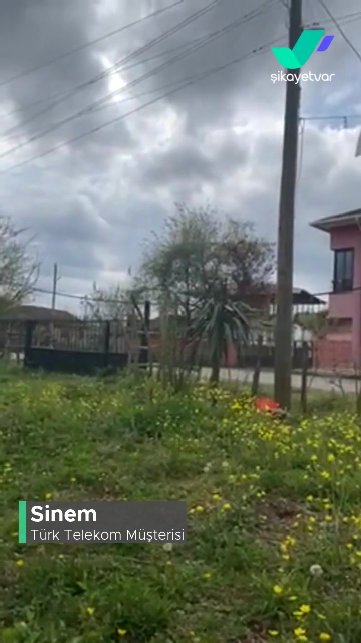 Türk Telekom'a Ait Sokak Kablolarının Yere Düşmesi Durumu videonun kapak resmi