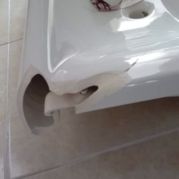 PttAVM Lavabo Kırık Olarak Teslim Edildi