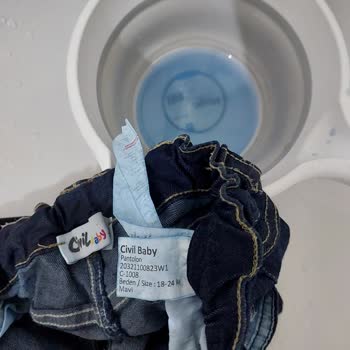 Civil Kot Pantolonundan Boya Akması