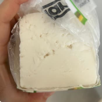 File Market Harras Peynirden Upuzun Kıl Çıktı!