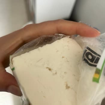 File Market Harras Peynirden Upuzun Kıl Çıktı!