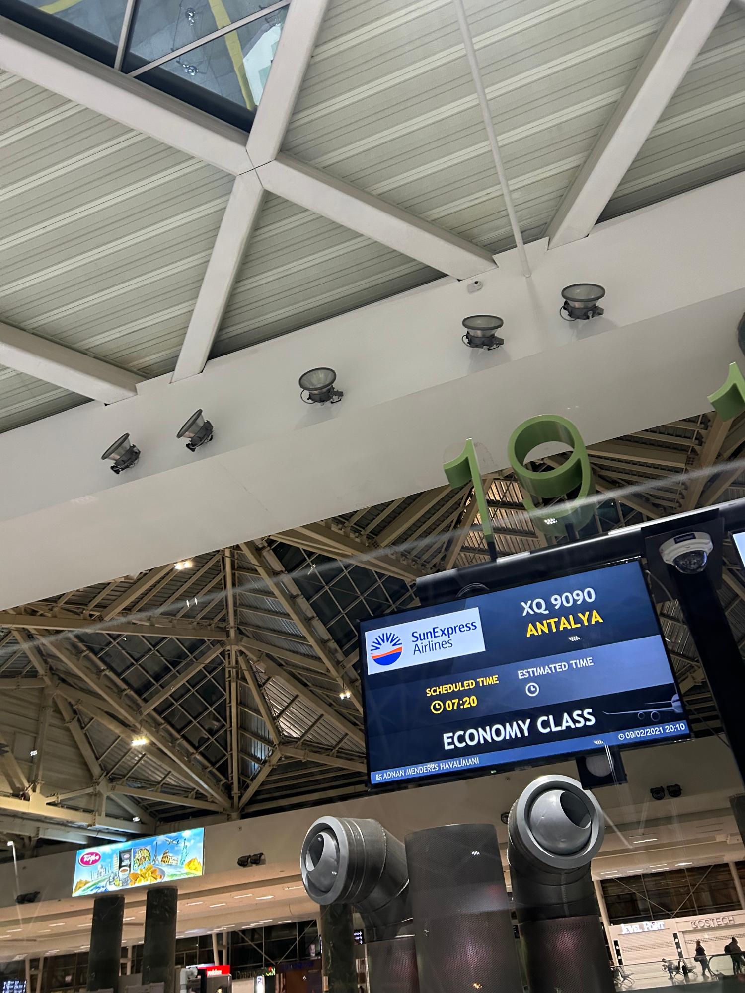 SunExpress Hava Yolları İzmir Adnan Menderes Havalimanı'nda