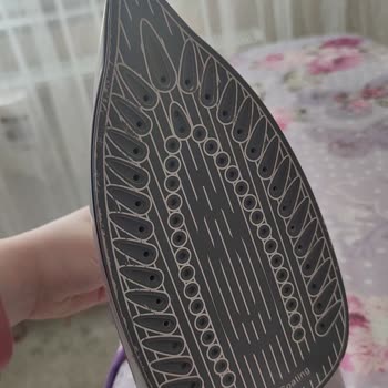 Kiwi Home Ütü Kırışıklık Açmıyor, Kıyafeti Ütülerken Ütünün Tabanı Kaymıyor!