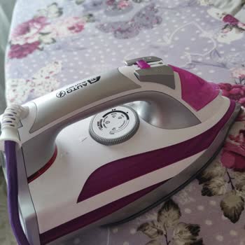 Kiwi Home Ütü Kırışıklık Açmıyor, Kıyafeti Ütülerken Ütünün Tabanı Kaymıyor!