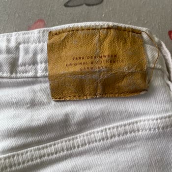 Zara Amblem Soyulması Mevcut
