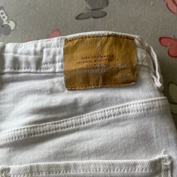 Zara Amblem Soyulması Mevcut