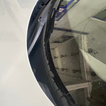 BMW Ön Cam Fitili Deforme Oldu