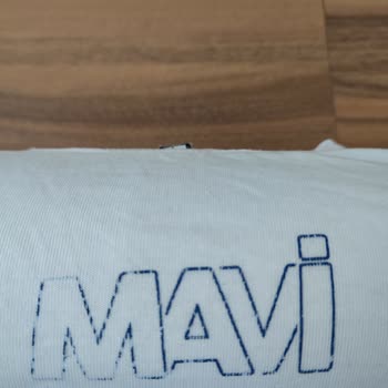 Mavi Bir Yıkamada Yazıların Soyulması