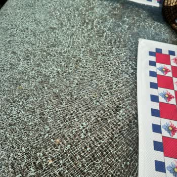 İstikbal Rattan Masa Cam Patlama