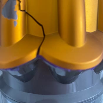 Dyson V10 Lüfter Risse im Motorteil und Farbabblätterung, Anfrage für Lösungen oder Rückerstattung