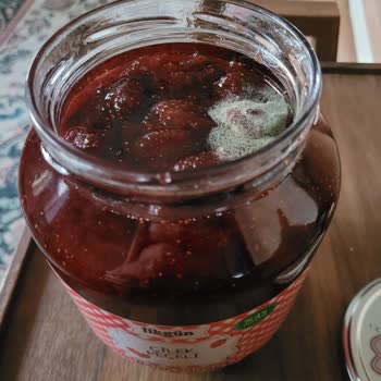 İlkgün Marka BİM'den Alınma Çilek Reçelin'de Küflenme Ve Kalıplaşma