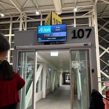 AJet (Anadolu Jet) Uçuşta Yaşanan Uzun Rötar Ve İletişim Eksikliği