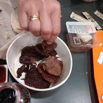 Köfteci Yusuf İstanbul/ Üsküdar Şubesi Bayat Ekmek Yanmış Köfteler Ve İlgisizlik!