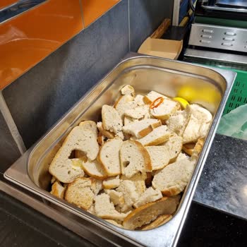 Köfteci Yusuf Artık Ekmekleri Müşterilere Veriyor